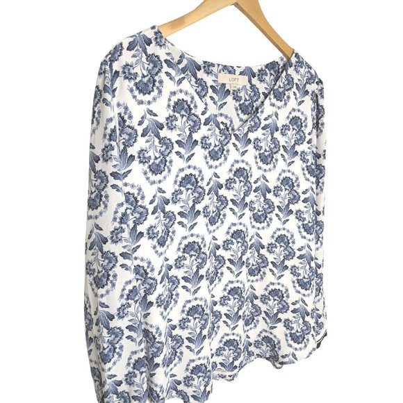 Ann Taylor LOFT Women's Top Size XL Blue and White Floral FLOWY Relaxed Fit b6 - Picture 2 of 11